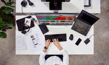 Stagiaire informatique sur le lieu de travail Stagiaire informatique sur le lieu de travail